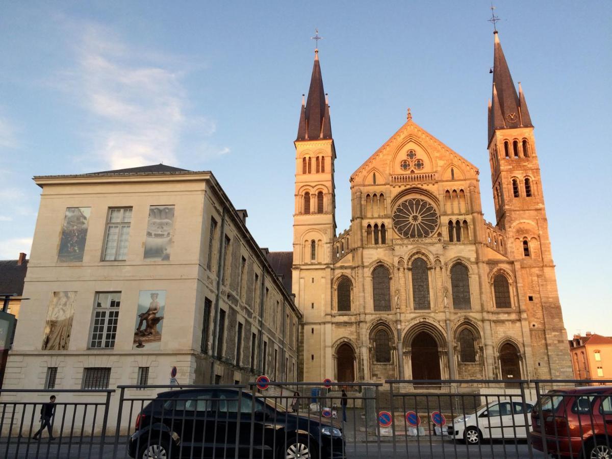 Appartement LE NID DES ROIS, à 2 pas de la Cathédrale à Reims Extérieur photo